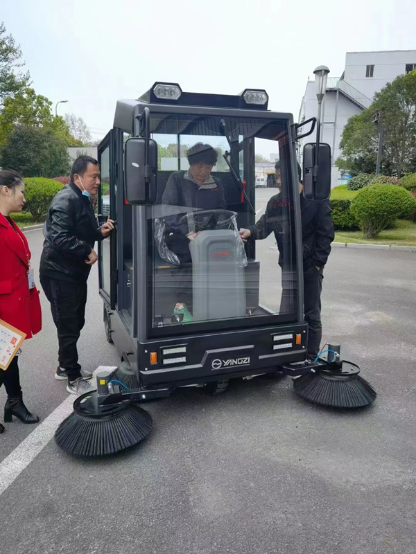 华安工业成功采购扬子驾驶式扫地机