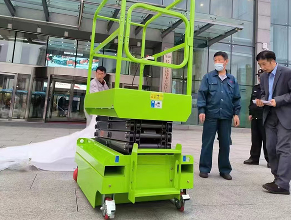剪叉式升降车